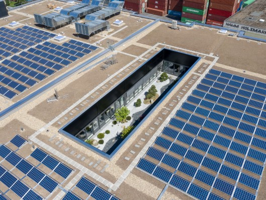 Módulos fotovoltaicos en el techo de nuestro nuevo centro de producción L8 en las instalaciones de la empresa	